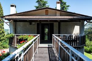 una casa con un passaggio in legno che porta a una porta di La Secchia Rapita a Zappolino