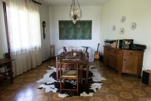 een eetkamer met een tafel en een puinhoop op de vloer bij La Secchia Rapita in Zappolino
