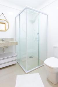 eine Glasdusche in einem Badezimmer mit Toilette in der Unterkunft Venha curtir essa maravilha! Frente para o mar! in Angra dos Reis + 32 Fotos
