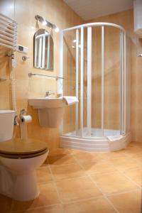 DW Potok في فيسلا: حمام مع دش ومرحاض ومغسلة