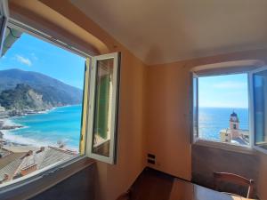 Cette chambre dispose de deux fenêtres offrant une vue sur l'océan. dans l'établissement Camogli vista mare, à Camogli