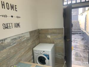 Waschmaschine und Trockner in einer Waschküche in der Unterkunft SWEET HOME - tra Vesuvio, Sorrento e Napoli in San Giorgio a Cremano