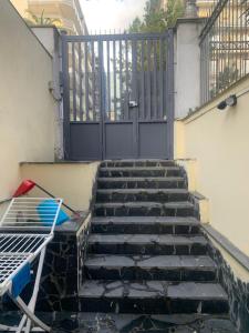 eine Treppe mit einem Tor und einer Bank in der Unterkunft SWEET HOME - tra Vesuvio, Sorrento e Napoli in San Giorgio a Cremano