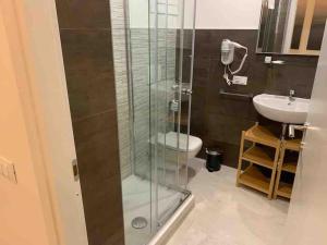 un bagno con doccia, wc e lavandino di COLOSSEUM LUXURY HOME a Roma