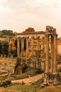 un antico palazzo con colonne davanti di COLOSSEUM LUXURY HOME a Roma