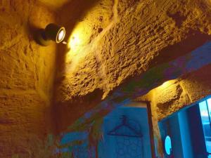 un muro con dipinto un appendiabiti di Ripple 23 Savynomad Harbour Residences a La Valletta