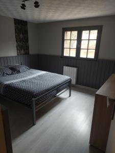 a bedroom with a bed and two windows at Logement tout confort 6 personnes 