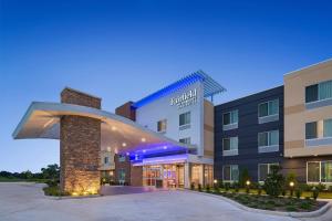 eine Darstellung der Vorderseite eines Hotels in der Unterkunft Fairfield Inn & Suites Houston Richmond in Richmond