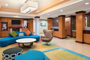 un soggiorno con divano blu e tavolo di Fairfield Inn & Suites by Marriott Springdale a Springdale