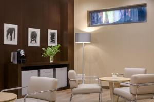 サモラにあるAC Hotel Zamora by Marriottの待合室(テーブル、椅子付)