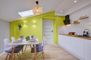 a kitchen and dining room with a table and chairs at Apartament Abra 2 Rynek 8 in Muszyna