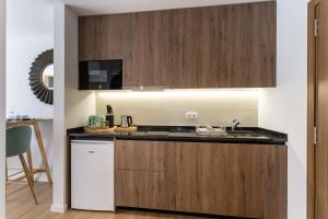 a kitchen with a sink and a counter top at Marinha Grande apartamentos N5 ICE in Marinha Grande