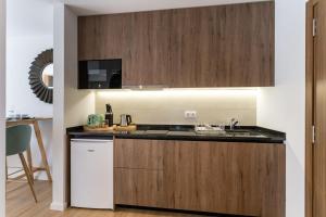 una cocina con fregadero y encimera en Marinha Grande apartamentos N5 ICE, en Marinha Grande