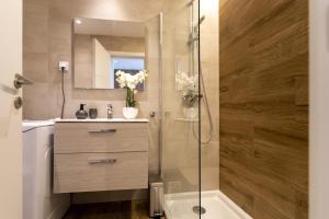 a bathroom with a shower with a toilet and a sink at Marinha Grande apartamentos N5 ICE in Marinha Grande