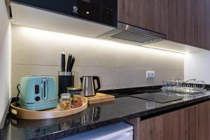 a kitchen with a blue toaster on a counter at Marinha Grande apartamentos N5 ICE in Marinha Grande