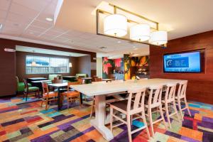 uma sala de jantar com uma grande mesa e cadeiras em Fairfield Inn & Suites by Marriott Fredericksburg Texas em Fredericksburg