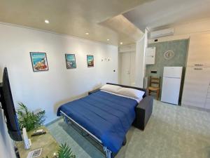 1 dormitorio con 1 cama con manta azul en Domus Arianna, en Castellammare di Stabia