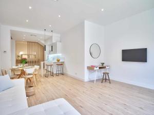 uma sala de estar com um sofá e uma mesa em Paseo Suites Hotel em Madri