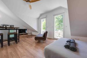 een slaapkamer met een bed, een bureau en een stoel bij L’appart Lodge 106 in Sévrier