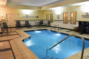 uma grande piscina num quarto de hotel em Fairfield Inn and Suites by Marriott Strasburg Shenandoah Valley em Strasburg