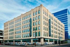 un edificio en una calle con coches aparcados delante en SpringHill Suites by Marriott Milwaukee Downtown, en Milwaukee