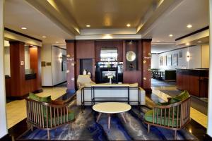 een lobby van een hotel met een tafel en stoelen bij Fairfield Inn and Suites by Marriott Strasburg Shenandoah Valley in Strasburg