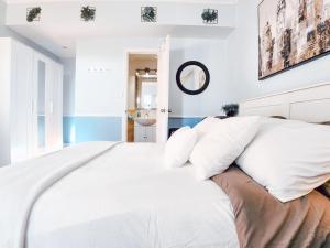 - une chambre blanche avec un grand lit et des oreillers blancs dans l'établissement Hotel-Like stay!, à Edmonton