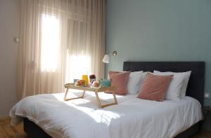 Un dormitorio con una cama con una mesa. en Noema Urban Apartment, en Kavala