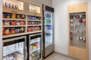 Zimmer mit einem offenen Kühlschrank mit Speisen und Getränken in der Unterkunft TownePlace Suites by Marriott Oshkosh in Oshkosh