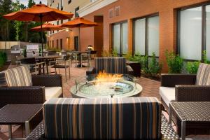 a patio with a fire pit and tables and chairs at TownePlace Suites by Marriott Alexandria Fort Belvoir in Woodlawn
