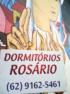 una señal que lee dominos rojas ragnarosa en Dormitorios Rosario, en Pirenópolis