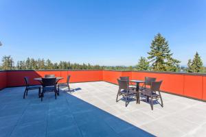 eine Terrasse mit Tischen und Stühlen auf dem Dach in der Unterkunft Residence Inn by Marriott Seattle Sea-Tac Airport in SeaTac