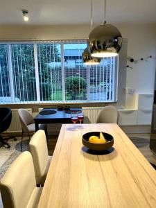 un comedor con una mesa de madera con un bol de fruta. en Cosy one bedroom apartment in Reykjavík en Reikiavik