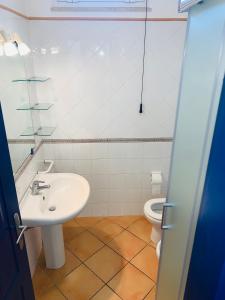een badkamer met een wastafel en een toilet bij Farfalla in San Vito lo Capo