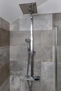 La salle de bains est pourvue d'une douche avec un pommeau de douche. dans l'établissement Finest Retreats - Middle Warble Stables, à Mellor