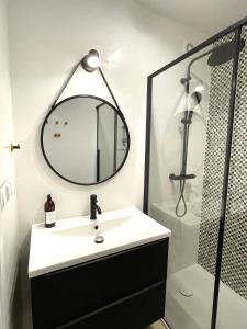 ein Bad mit einem Waschbecken und einem Spiegel in der Unterkunft Zatoka spokoju in Gdynia
