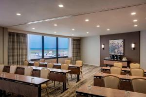 uma sala de conferências com mesas e cadeiras e o oceano em Houston Airport Marriott at George Bush Intercontinental em Houston