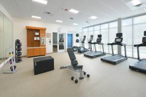 einen Fitnessraum mit Laufbändern und Crosstrainern in einem Zimmer in der Unterkunft SpringHill Suites by Marriott Texas City in Texas City