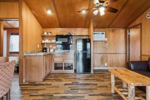 cocina con paredes de madera y techo en Camp Cardinal en Broad Marsh