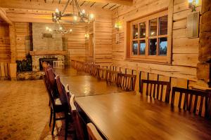 a dining room with a long wooden table and chairs at Askari puhkemaja in Räni