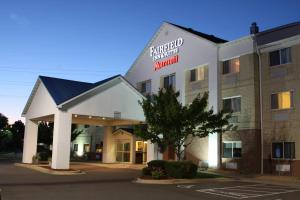 Fairfield Inn & Suites Minneapolis Eden Prairie في إيدن بريري: تقديم فندق بواجهة المبنى