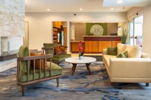 sala de estar con sofá, sillas y mesa en Fairfield Inn & Suites Minneapolis Eden Prairie en Eden Prairie