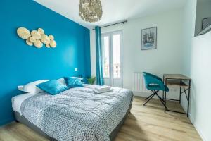 - une chambre bleue avec un lit et une chaise dans l'établissement New F5 Neuf Cosy Lumineux proche siége Michelin, à Clermont-Ferrand
