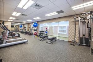 einen Fitnessraum mit Laufbändern und Kardiogeräten in einem Zimmer in der Unterkunft Residence Inn Rochester Henrietta in Rochester