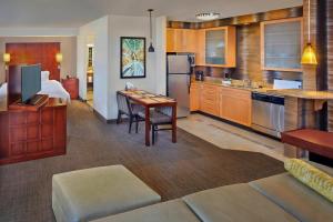 een keuken en een woonkamer met een bed en een tafel bij Residence Inn Orlando Lake Mary in Lake Mary