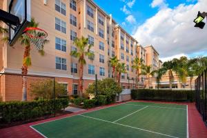 レイクメアリーにあるResidence Inn Orlando Lake Maryのアパートメント 建物の前にテニスコート付