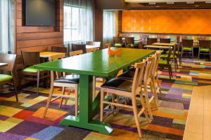 comedor con mesa verde y sillas en Fairfield Inn & Suites Springfield en Springfield