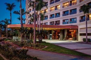 洛杉磯的住宿－瑪麗安德爾灣萬豪酒店，一座棕榈树建筑