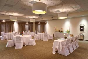 une salle de banquet avec des tables blanches et des chaises blanches dans l'établissement SpringHill Suites by Marriott Rexburg, à Rexburg