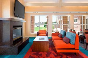 sala de estar con muebles de color naranja y chimenea en Residence Inn by Marriott Amarillo, en Amarillo